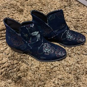 me too Dark Blue Ankle Boot